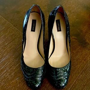 JOAN & DAVID Black heels size 8 with wing tip design